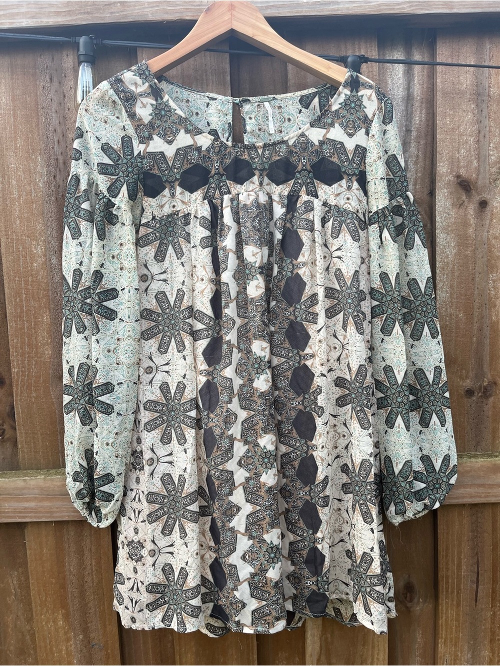 FREE PEOPLE - Boho 70s Inspired Long Sleeved Mini Dress in Green Floral Print